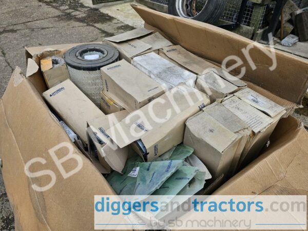 2 Sets of Filter service kits for a Hyundai Robex 480 LC-9S